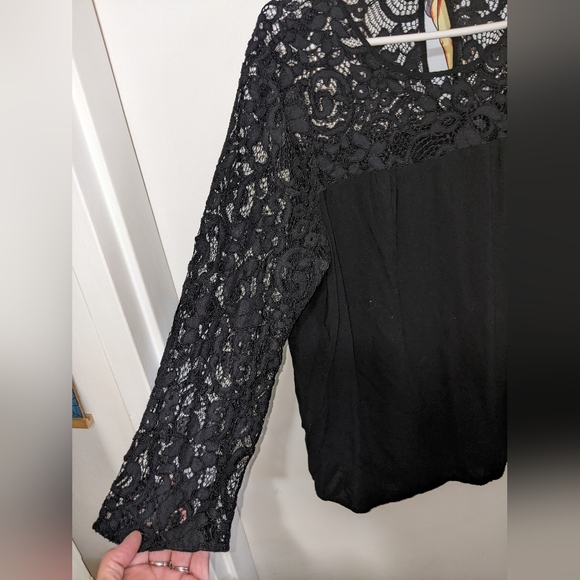Ladies Lace detailed blouse - Picture 2 of 3